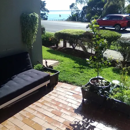 Waves Unit 113 bay views. Cowes beach & shops on your doorstep. Pet friendly!