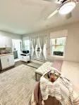 STUDIO APARTMENT BLOCKS FROM DOWNTOWN-NEWLY RENOVATED The Creole Creamery附近的飯店