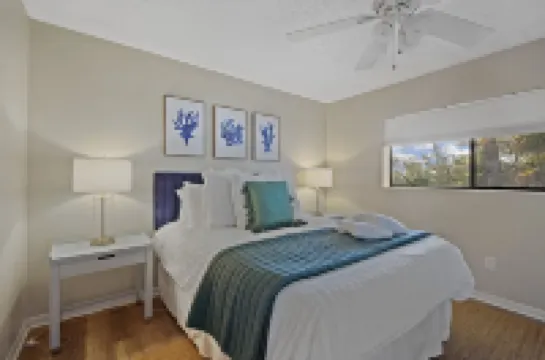 Sleeps up to 8 - Free Parking - Heated Pool - Steps to Beach - Close to Downtown