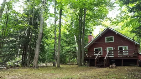 Enjoy your Getaway at the Peaceful Lakefront Chalet!