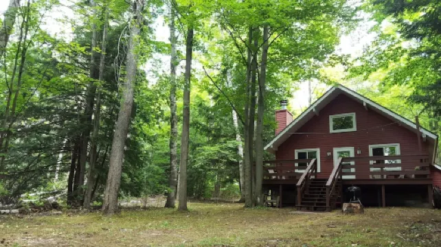 Lakefront Chalet - Lakeside Fire Pit / BBQ / Pet Friendly