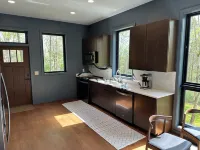 The Bird House - Brand New, 3.5 Miles from VT, Privacy, Tile Shower, King Bed. Hotel a Montgomery County