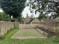 Quiet Cowfair Cottage In Central Cotswolds With Lovely Garden