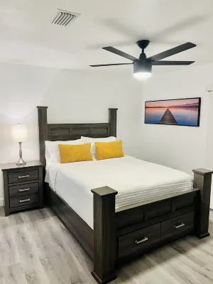 Welcome to Mindelo Oasis, your Florida pool house vacation home! 블루밍데일 힐스 공원 주변 호텔
