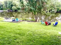 Riverfront Cottage and Cabana. 3-Bedroom, 2 Bath on the Lazy, Great Chazy, River シャンプレーンのホテル