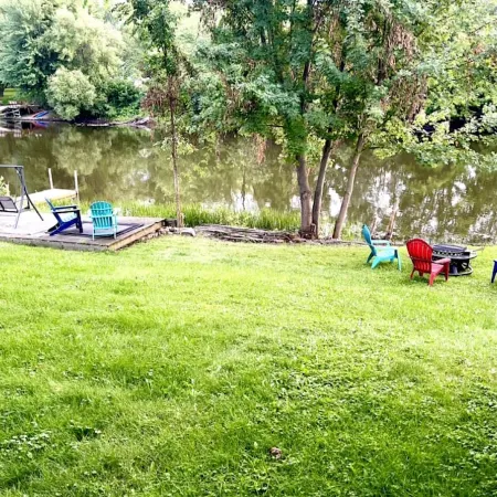 Riverfront Cottage and Cabana. 3-Bedroom, 2 Bath on the Lazy, Great Chazy, River Отели в г. Шамплейн