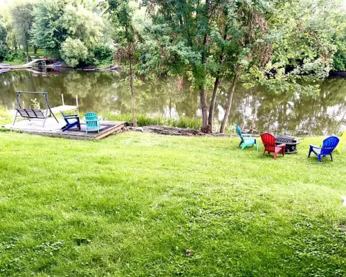 Riverfront Cottage and Cabana. 3-Bedroom, 2 Bath on the Lazy, Great Chazy, River 尚普蘭住宿飯店