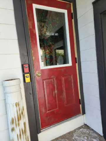 Enjoy the top floor of this victorian house With two suites & a bonus bedroom