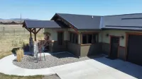 Modern Dog Friendly Paradise Valley Home near Yellowstone NP & Chico Hot Springs Hotels in Pray
