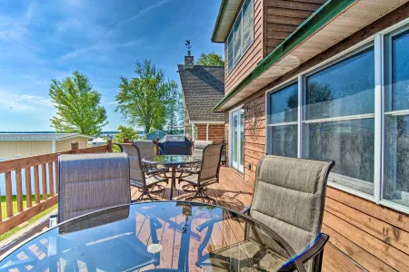 Family-Friendly Cottage on the Lake