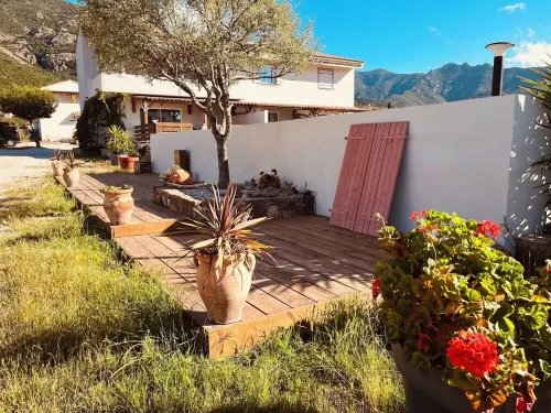 LUXURY APARTMENT WITH SEA VIEW, 1 MIN WALK FROM THE BEACH