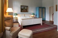 Romantic living in the manor house in the middle of Gut Mahndorf park