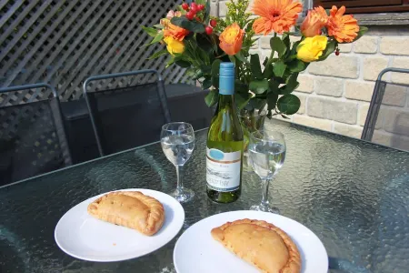 beautifully presented, well equipped, 2 bed cottage close to the sea.