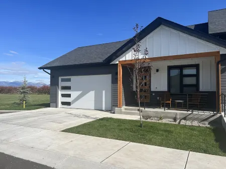 New, Centrally Located, Awesome 3 Bedroom Townhome in big sky Bozeman Montana! Отели в г. Фор Корнерс