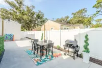 King bd / Charming 2 story cottage w/ Private Yard - Bungalow