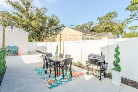 King bd / Charming 2 story cottage w/ Private Yard Отели рядом с достопримечательностью «Harry P Leu Gardens»