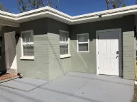 Private Studio Style Getaway Steps From The Beach. Hoteles en Port Orange