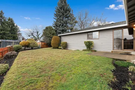 Cozy 3-bedroom house in peaceful Renton with WiFi, AC