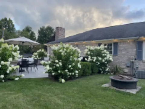 Maple Street Hideaway -Berlin- Walk into town to eat and shop