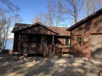 Nelson Lake Retreat: beautiful views of the lake both inside and out. レンルートのホテル