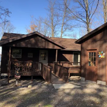 Nelson Lake Retreat: beautiful views of the lake both inside and out.