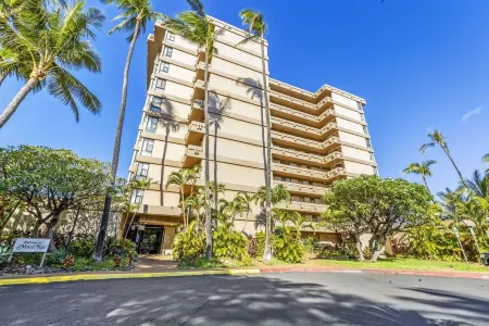 Direct Oceanfront Studio with 180 Degrees Ocean View in Maui Kaanapali Beach