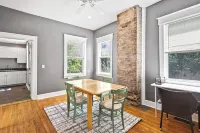 Adorable West Side Cottage with Onsite Laundry, Free Parking - 2 estrellas
