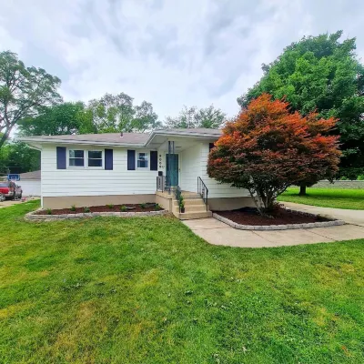 Beautiful and updated place to stay in a quiet neighborhood of Munster Indiana. Hotels in Munster