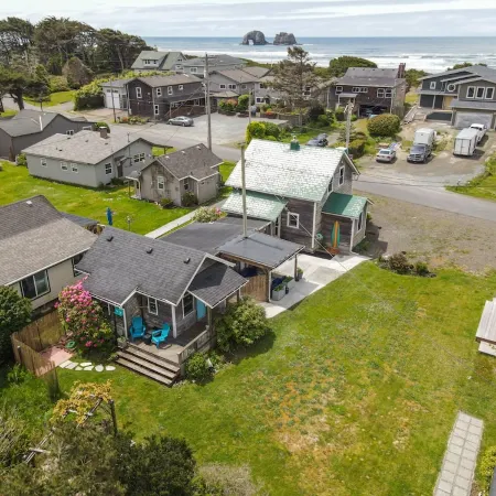 Romantic Tropical-themed Bungalow by the Sea. Pet Friendly!! Sleeps 2