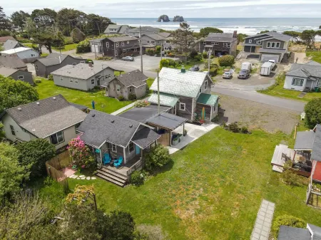 Romantic Tropical-themed Bungalow by the Sea. Pet Friendly!! Sleeps 2