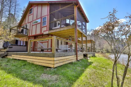 The Farmhouse- Riverfront, Fiber, HotTub, Fish, DogOK, Game Room, Movie Room