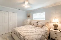 Boynton Beach Renovated House: Safest Area, Screened Pool, Patio, Bar, EVcharger Hotel in zona Boynton Inlet