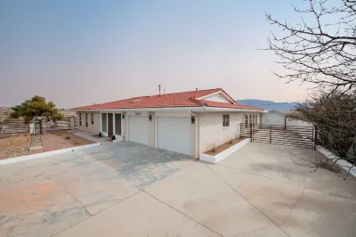 Amazing views! Family-sized house with game, fashion mall Hotels near Speedway