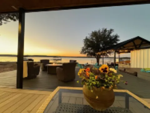 Lakefront retreat with private Boat Ramp, Dock, Hot Tub, and Stunning Sunsets ☀️