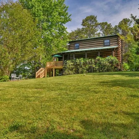 Classic Log Cabin 15 minutes to downtown Asheville-fire pit, pond, fireplace