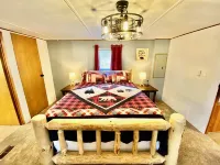 2 Bedroom in Logan Ohio, Hocking Hills, Luxury Hot Tub, King Size Bed, Fire-Pit