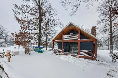 Unwind in Riverfront Comfort — Hot Tub, Fire Pit, Boat Slip, Kayaks