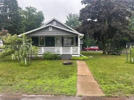 Cozy bungalow in Marquette w/ hot tub. Minutes from Lake Superior and downtown.