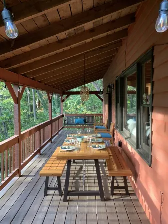 Red Stone Retreat-10 Min to Asheville, Game Room, Firepit, Quiet and Secluded