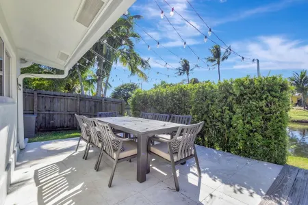 Pet Friendly Spacious 4 Bedroom House Near Beach - Sleeps 10 Отели в г. Палм-Бич-Гарденс