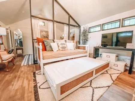 Whistling Acres Villa 2, Luxury 1BR Near TN River Отели в г. Камден