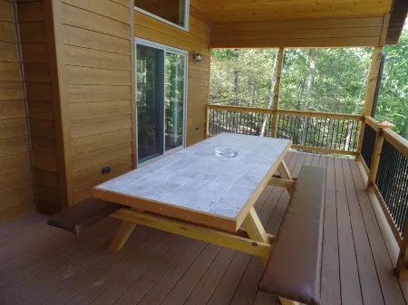 A luxurious cabin quietly tucked away in the woods, pet friendly, WiFi