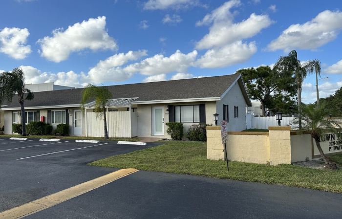Newly renovated Lantana FL condo, All new luxury furnishings, 2 miles from Ocean