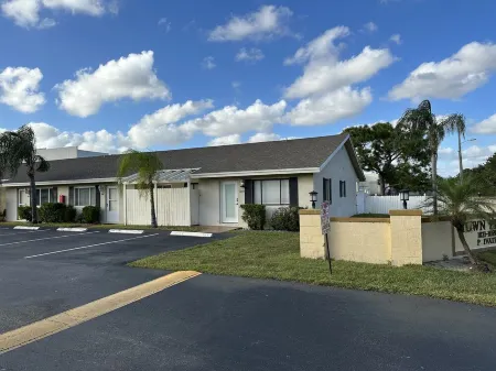 Newly renovated Lantana FL condo, All new luxury furnishings, 2 miles from Ocean Отели в г. Лантана