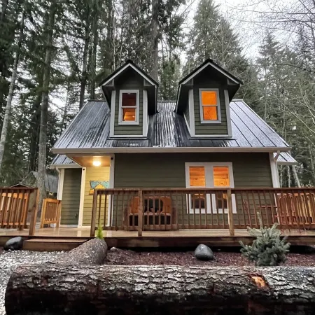 Mt Rainier One Bedroom + Loft Cabin with Hot Tub