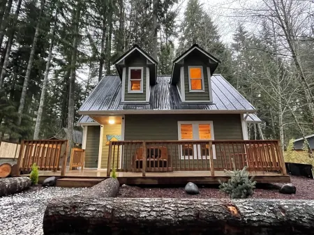 Mt Rainier One Bedroom + Loft Cabin with Hot Tub