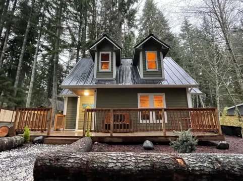 Mt Rainier One Bedroom + Loft Cabin with Hot Tub