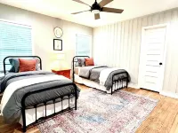 New! Spacious midcentury steps from the square in La Grange +15 min to Round Top