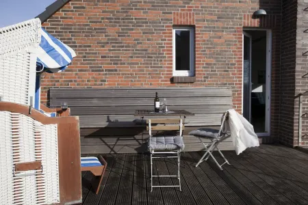 Vacation apartment near the beach with spacious roof terrace