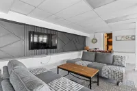 The Westside - Hot Tub, Private Beach & Dock. Pet-Friendly!